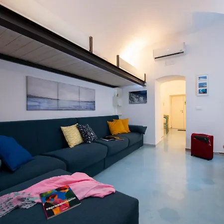 The Blue Door Apartment *